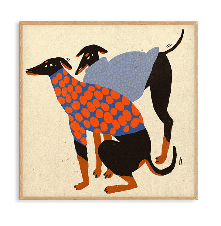 Obrazek autorstwa Enikő Eged przedstawiający dwa psy ubrane w jesienne wzorzyste sweterki. 