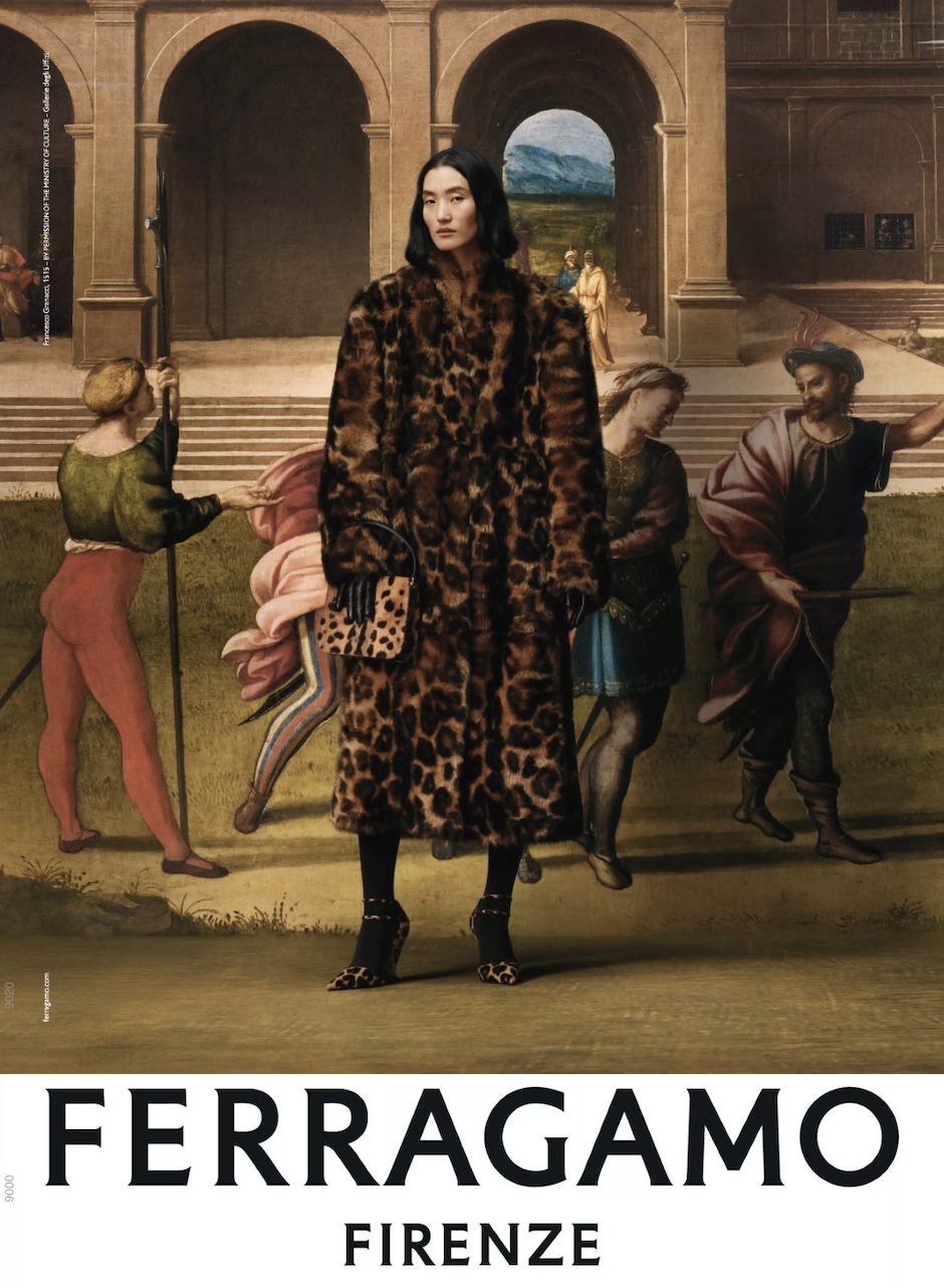 Modelka w kampanii Ferragamo AW2023 ubrana w panterkowe płaszcz. 